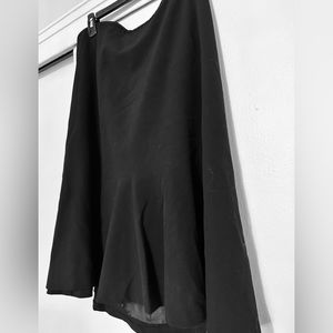 Women skirt with silky lining and back zipper size 20X length 28”.